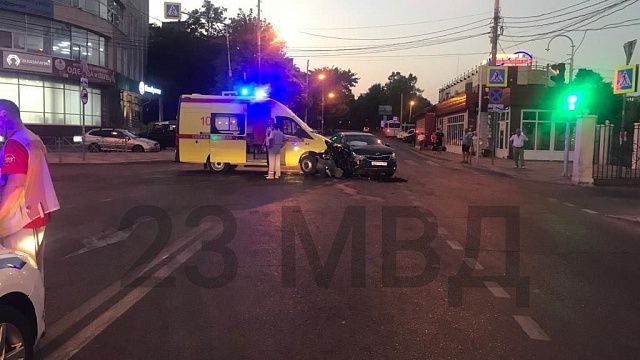 В Краснодаре автомобиль скорой помощи влетел в иномарку