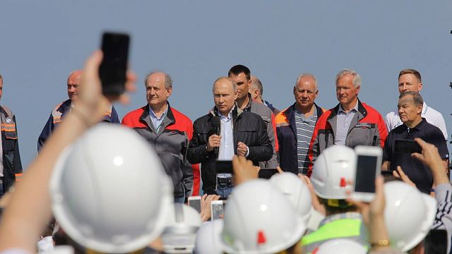 Пять лет назад Владимир Путин открыл автомобильное движение по Крымскому мосту