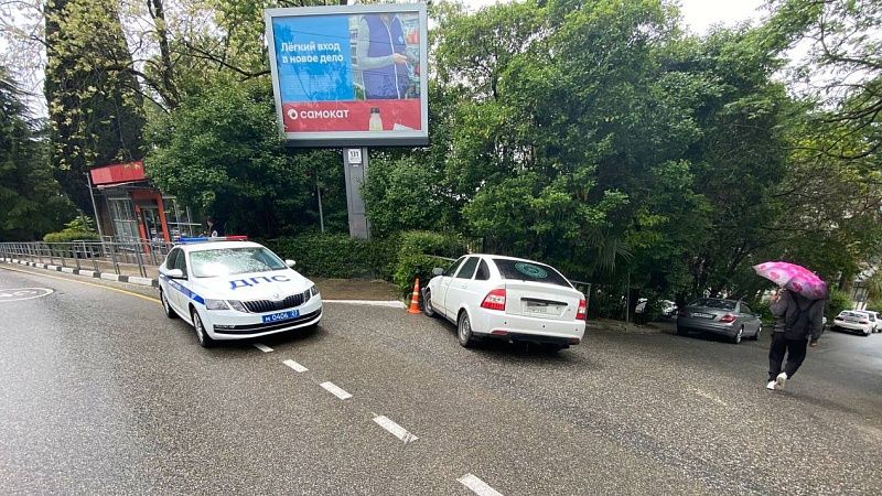 Водитель не справился с автомобилем на мокрой дороге и сбил школьницу в Сочи 