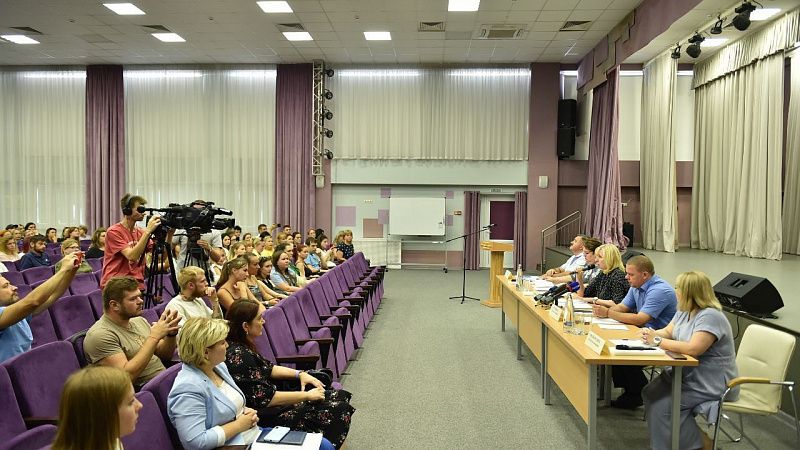В Краснодаре создадут рабочую группу для решения вопросов с приемом детей в школы №102 и 17-Ф