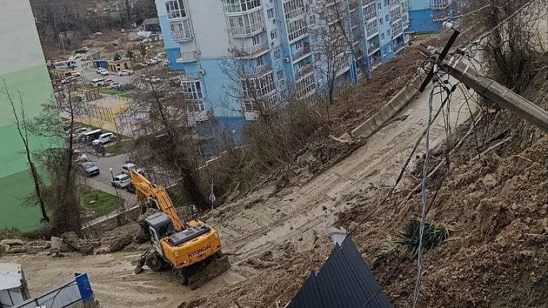 Повторный оползень сошел на дорогу после сильных дождей в Сочи