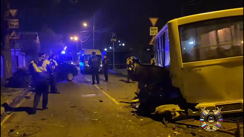 Пассажир погиб от столкновения легковушки и автобуса в Краснодаре