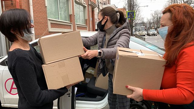 В Краснодаре продолжают работу пункты сбора гуманитарной помощи беженцам с Донбасса