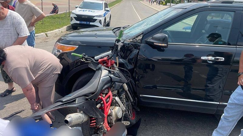 Трое малолетних питбайкеров врезались в иномарку в Усть-Лабинске