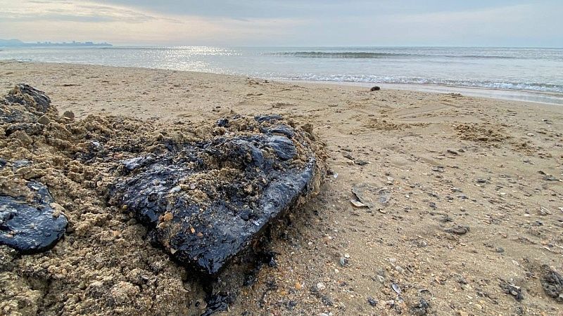 Повторные выбросы фракций мазута обнаружили на пляже в Витязево