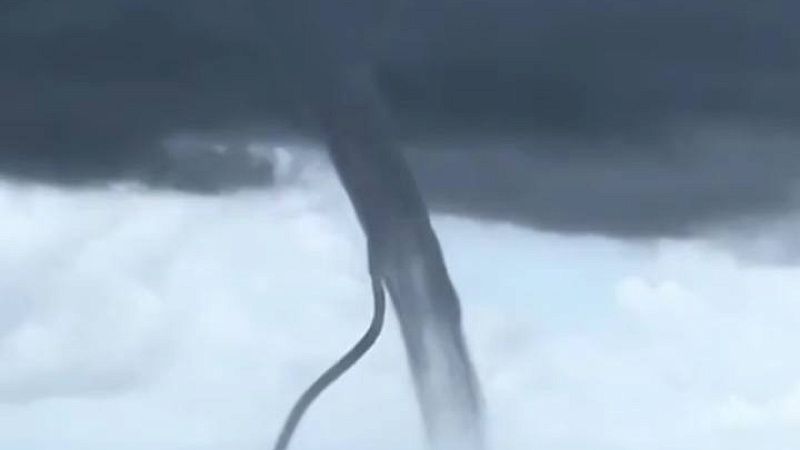 Пугающий «танец» водяных смерчей сняли на видео в Сочи