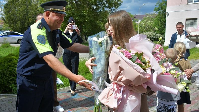 ДПС-ники поздравили роженицу, которую довезли до роддома в Новороссийске 