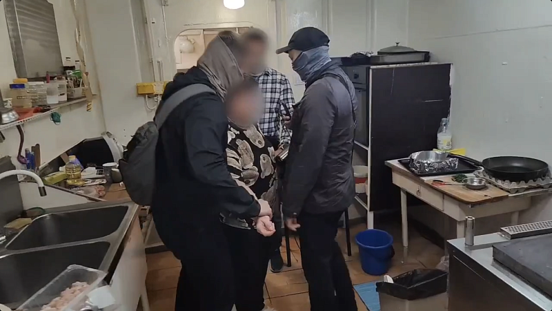 Сотрудники ФСБ задержали по подозрению в госизмене жительницу Новороссийска