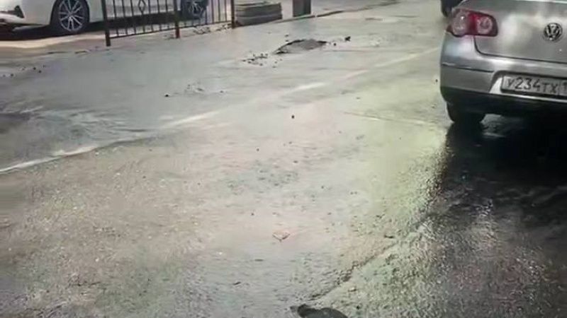 Порыв коммуникаций на проезжей части произошел в Сочи