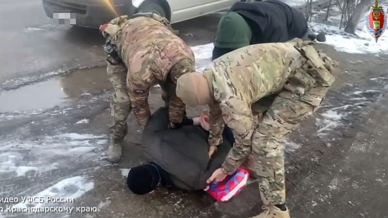 На видео попало задержание ФСБ помогавшего ВСУ жителя Краснодара