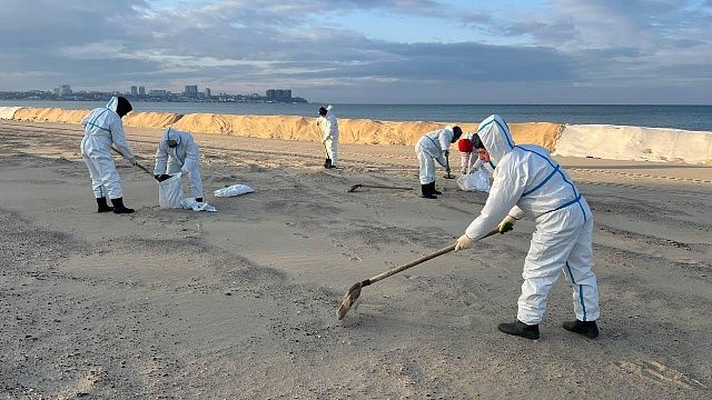 Уборку мазута возобновили на Черноморском побережье Кубани