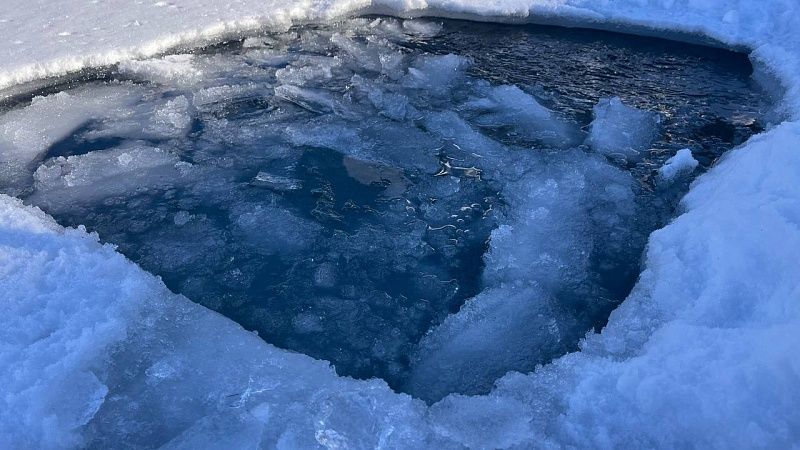 Провалившегося на квадроцикле под лед мужчину спасли в Приморье