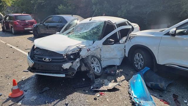 Водитель BMW выехал на встречку и снёс пять машин на трассе Джубга – Сочи