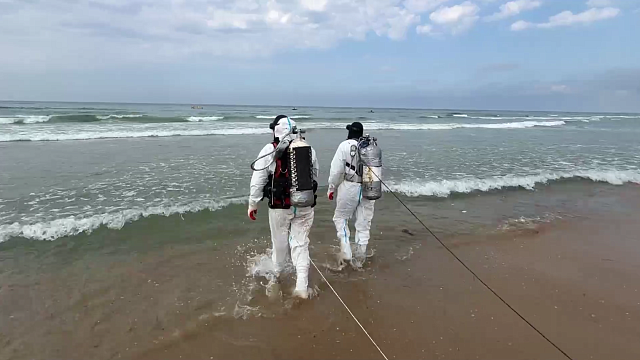 Оперштаб Кубани: со дна моря за 10 дней подняли 337 мешков с мазутом в Анапе