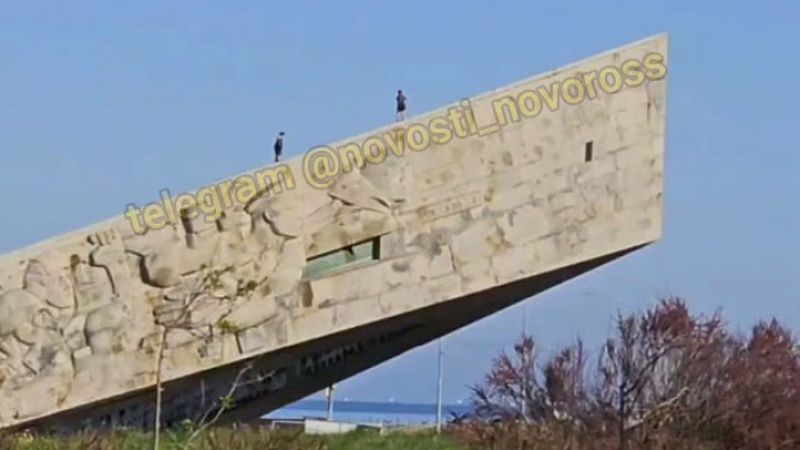 Двое подростков залезли на мемориал «Малая земля» в Новороссийске