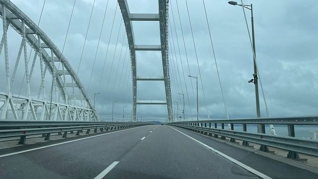 На Крымском мосту выстроилась вереница из 1440 транспортных средств