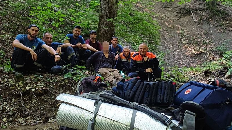 Спасатели эвакуировали травмированного туриста с горы в Геленджике