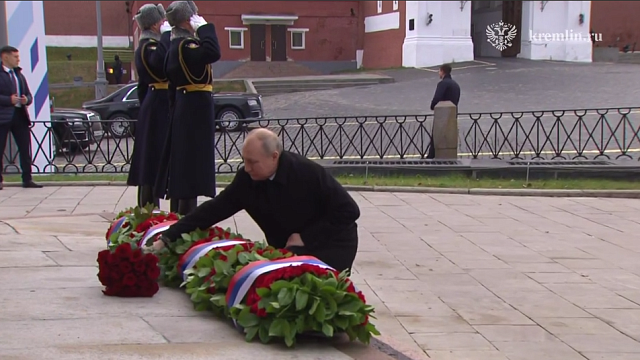 Владимир Путин возложил цветы к памятнику. Фото: kremlin.ru