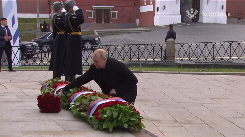 Владимир Путин возложил цветы к памятнику Кузьме Минину и Дмитрию Пожарскому