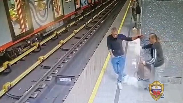 Толкнувшую своего спутника на рельсы в метро женщину задержали в Москве