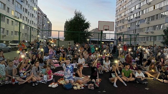 На ул. Российской в Краснодаре показали кино под открытым небом