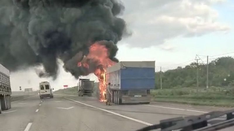 Грузовик загорелся на трассе в Тбилисском районе