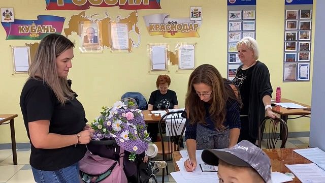 Участники «Парада колясок» семья Топчий приняли участие в выборах