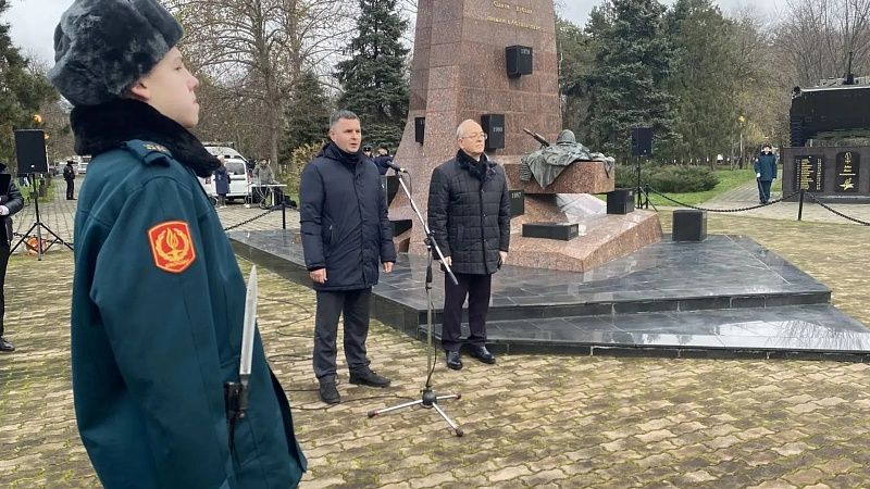 Краснодарцы возложили цветы к мемориалу участников боев в Чеченской Республике