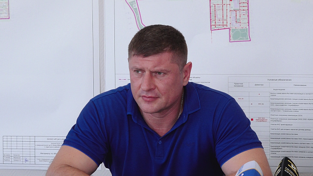 Андрей Алексеенко вернулся на Кубань, чтобы проверить условия жизни беженцев Фото: Телеканал «Краснодар»