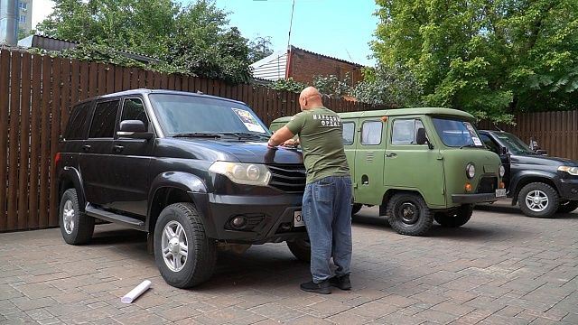 Два автомобиля для бойцов СВО из Краснодара отправились за «ленточку». Фото: телеканал «Краснодар»