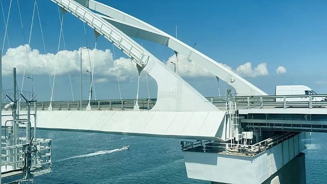 Грузовикам весом до 40 тонн разрешили проезд по Крымскому мосту