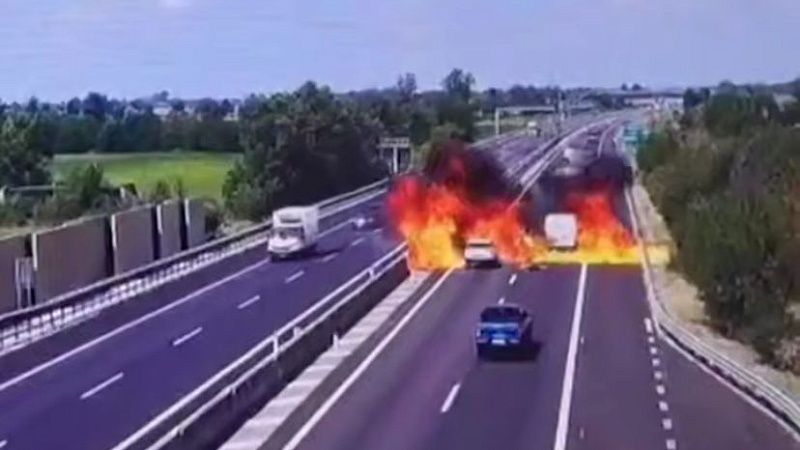В Сети появилось видео рухнувшего и взорвавшегося на шоссе самолета в Италии 