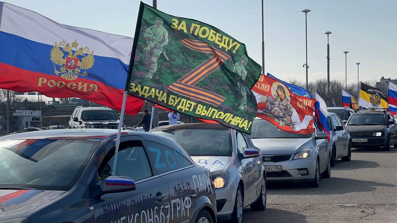 В Краснодаре провели автопробег в день годовщины СВО. Фото: телеканал «Краснодар»