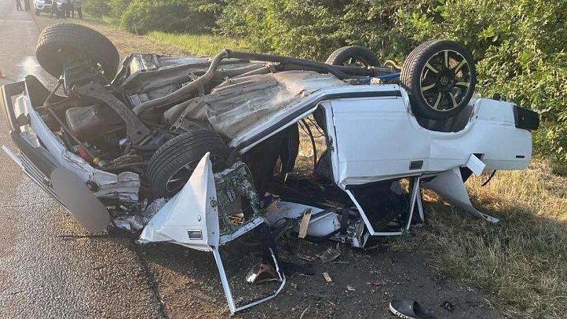 Пять человек в легковушке пострадали после столкновения с трактором на Кубани