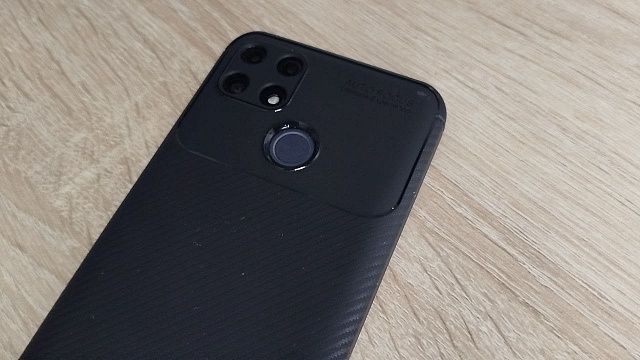 Мобильный телефон загорелся в школе Омска