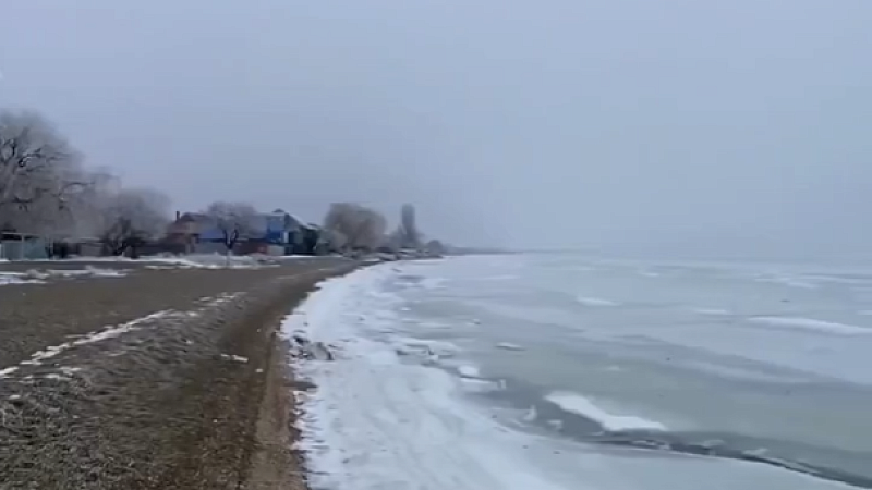 Скованное льдом море сняли на видео в Ейске