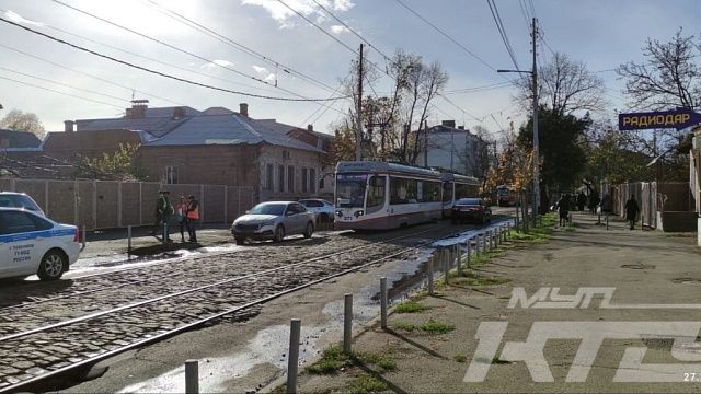 В Краснодаре припаркованный автомобиль остановил движение трамваев. Фото: t.me/kttukrd