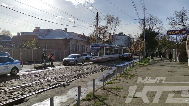 В Краснодаре припаркованный автомобиль остановил движение трамваев