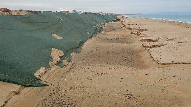 Выбросы мазута обнаружили после шторма на побережье Анапы