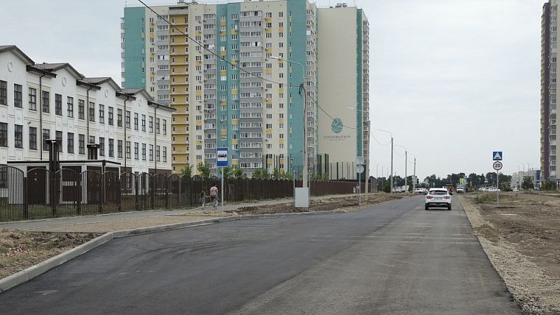 Дорогу к новому детскому саду в Новознаменском жилом районе Краснодара приводят в порядок