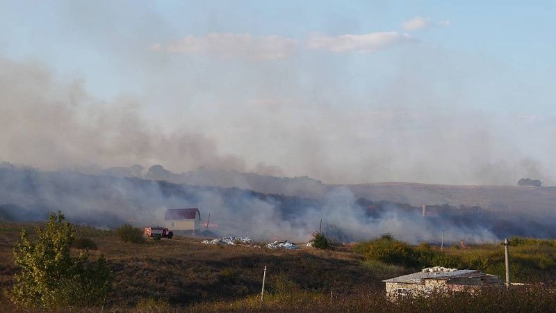 В Анапе загорелось поле сухой травы 