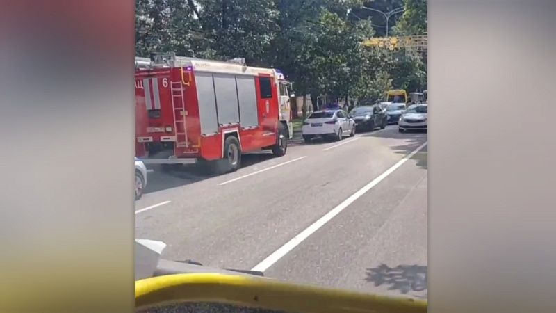 Из-за массового ДТП затруднено движение в центре Сочи 