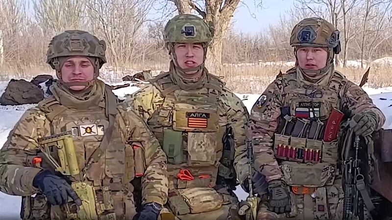 Российский морпех использовал ковер во время боя и спас раненого бойца на СВО