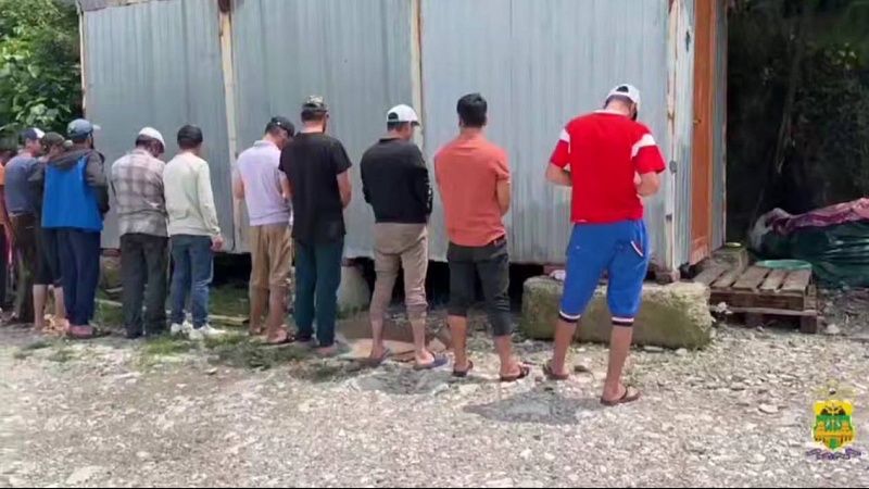 Мигранты из Узбекистана незаконно работали на мусорном полигоне в Туапсе 