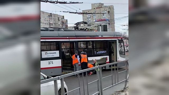 В Краснодаре на 25 минут остановилось движение трамваев из-за водителя-подрезалы 