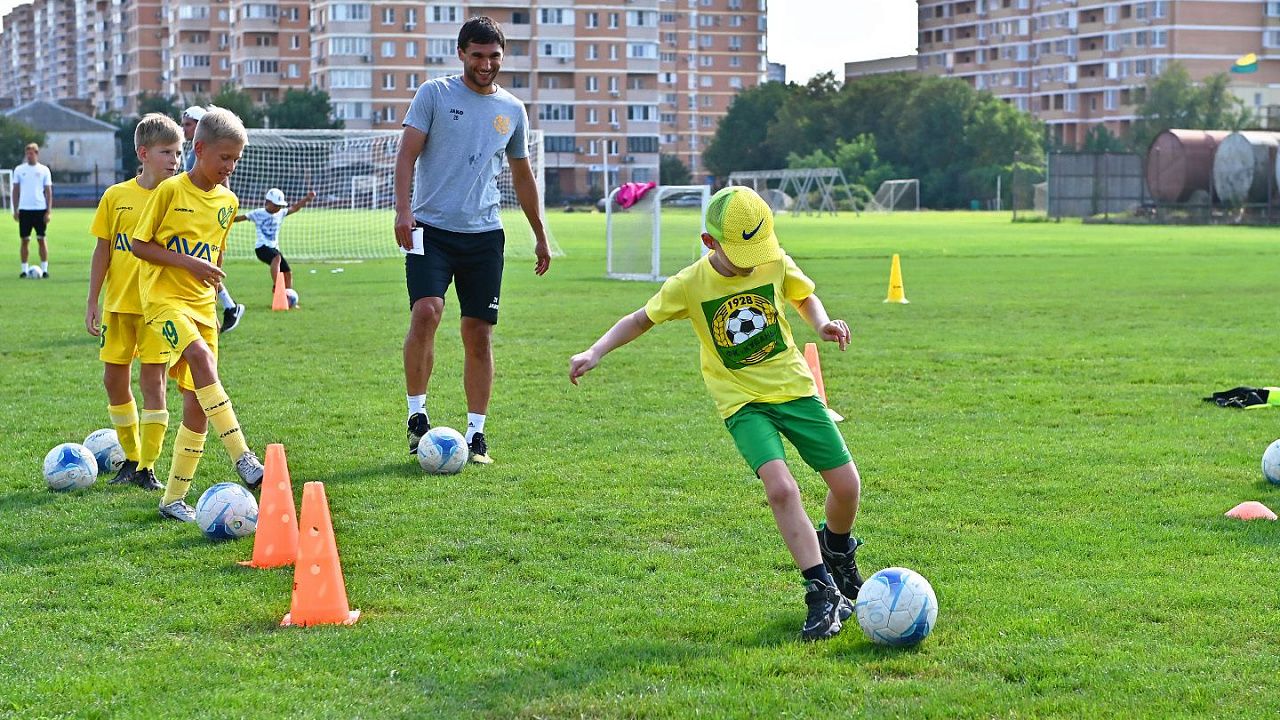 Несколько десятков школьников провели 1 сентября с футболистами «Кубани» Фото: ПФК «Кубань»