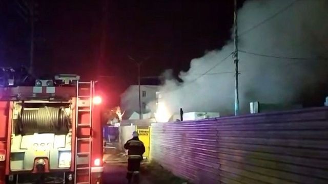На улице Сормовской в Краснодаре загорелись хозпостройки