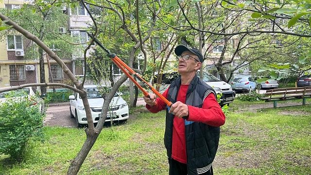 Субботник провели жители Комсомольского микрорайона в Краснодаре