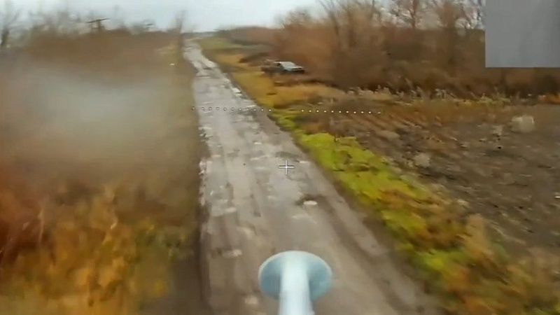 Российские бойцы уничтожили дроном автомобиль противника в зоне СВО