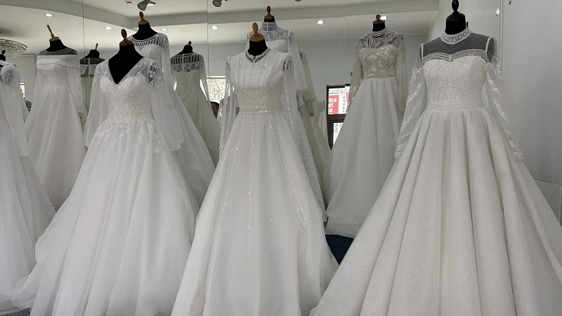 Невесты начали массово сдавать платья из-за похудения в США